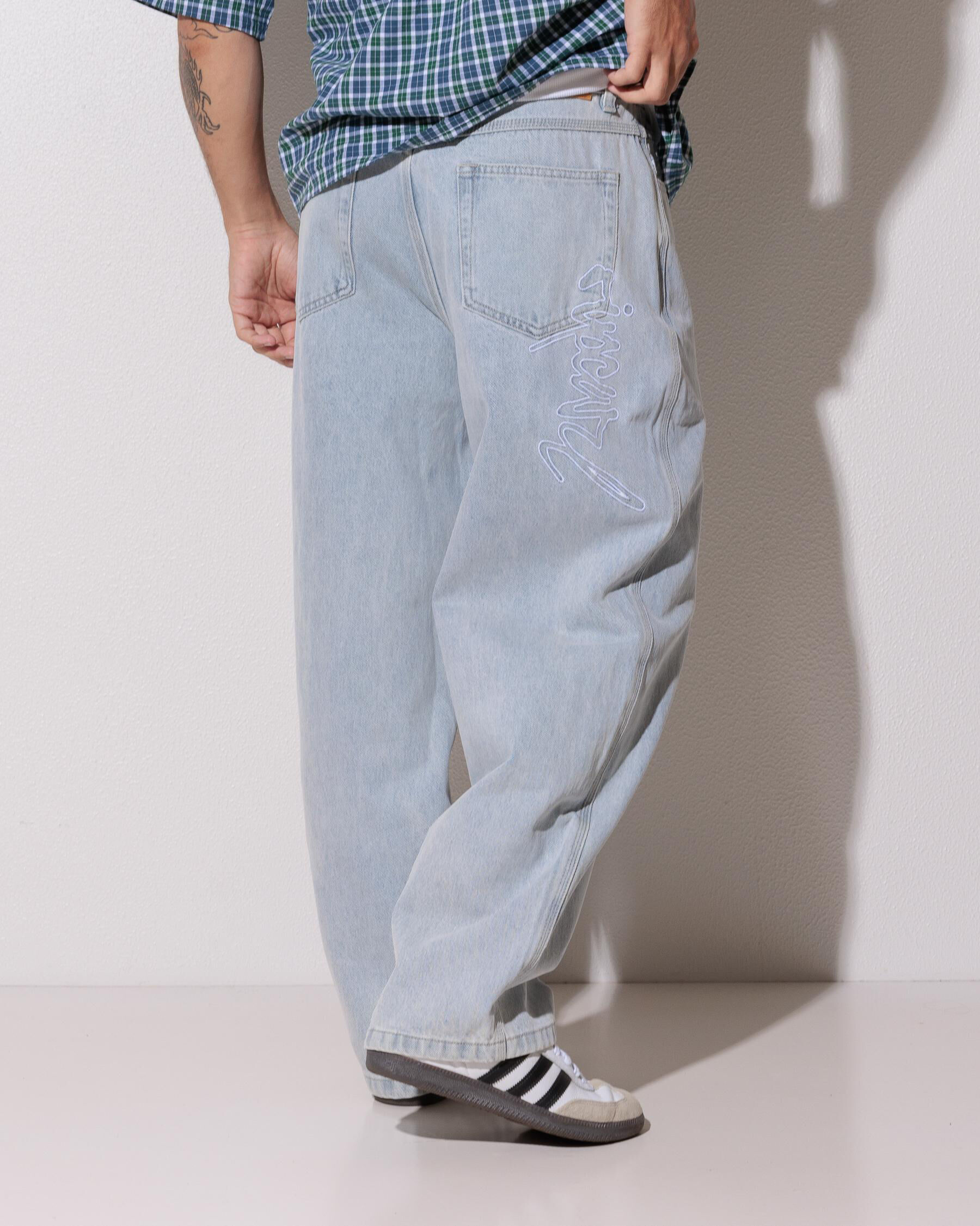 即完売 unmapped Washed out script jeans SCRIPT DENIM WASHED BLUE – VICINITY