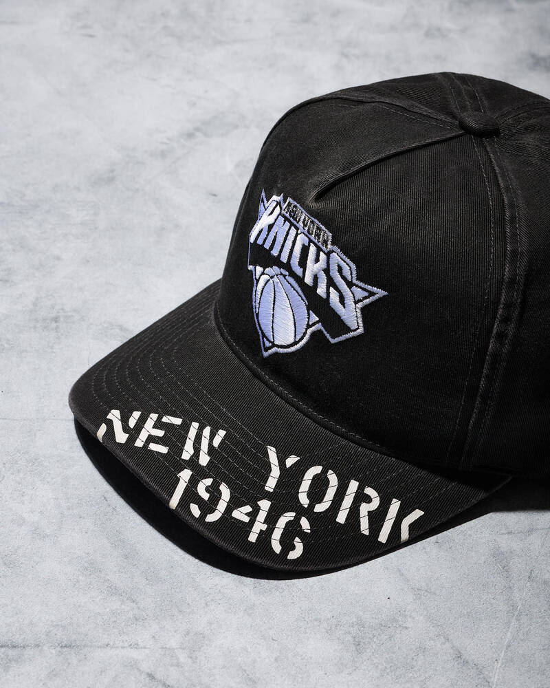 Mitchell & Ness New York Knicks Stencil Pro Pinch Cap for Mens