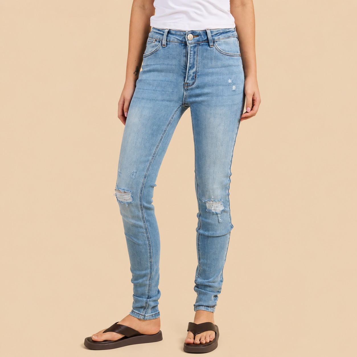 Model wearing skinny jeans
